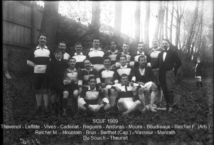 Équipe 1 du SCUF le 06/11/1909 : Thevenot - Laffitte - Vives - Cadenat - Reguera - Anduran - Moure - Boudreaux - Reichel F. (Arb.) Reichel M. - Houblain - Brun - Berthet (Cap.) - Vasseur - Menrath Du Souich - Theuriet